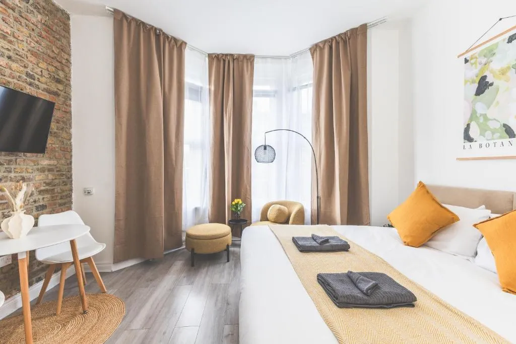 Amazing serviced accommodations for Corporate Contractors and Leisure clients Located at a walking distance from three majors Underground and Overground stations