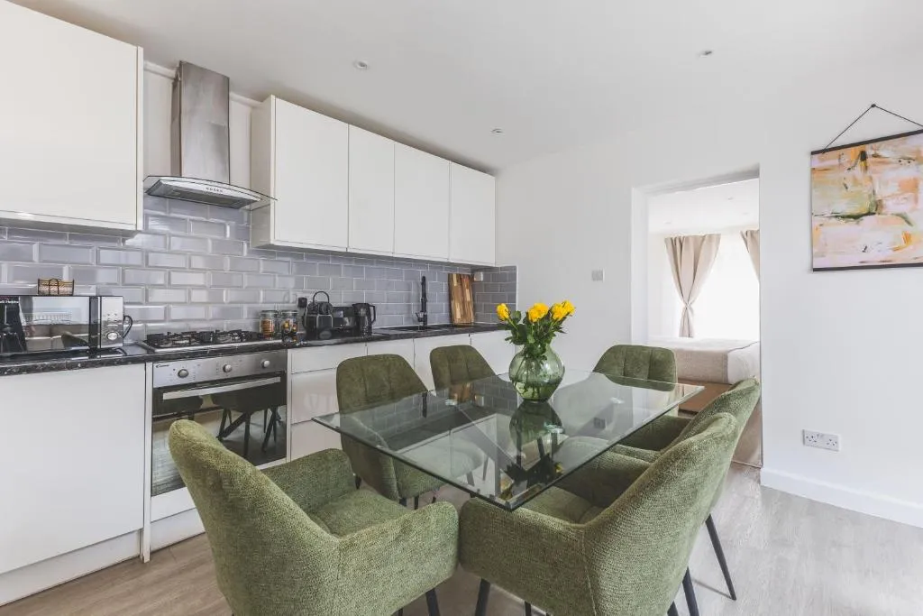 Amazing serviced accommodations for Corporate Contractors and Leisure clients Located at a walking distance from three majors Underground and Overground stations