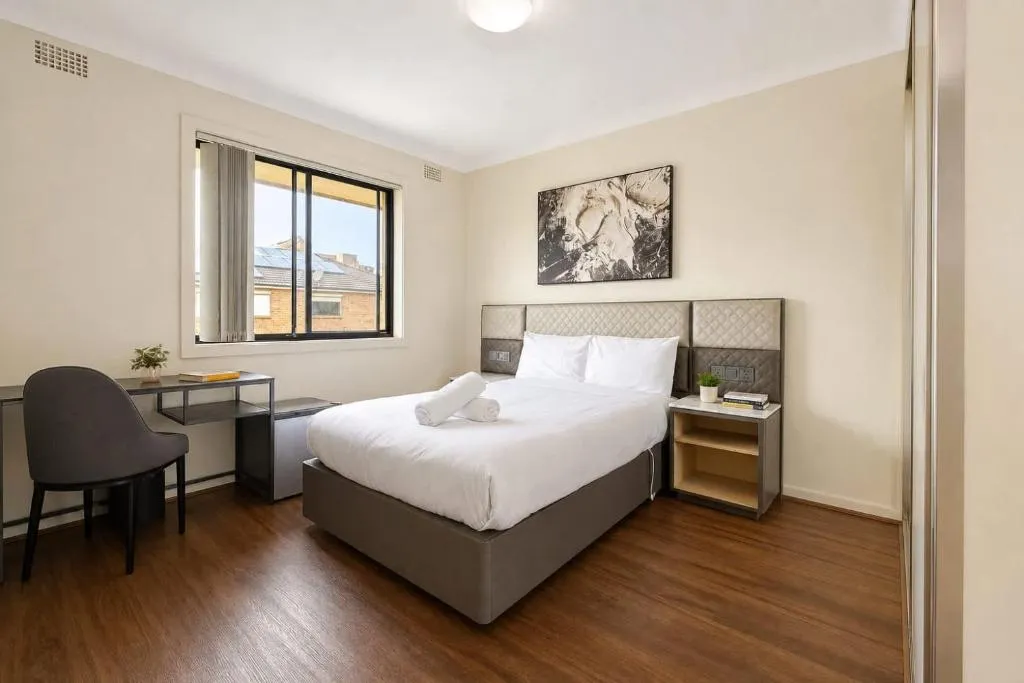 Auburn Double Room - Walk to Station & Dining - Shared Bathroom