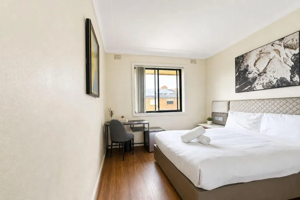 Auburn Double Room - Walk to Station & Dining - Shared Bathroom