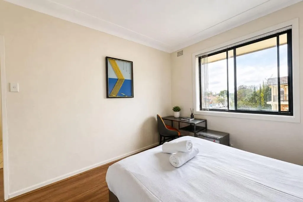 Auburn Double Room - Walk to Station & Dining - Shared Bathroom
