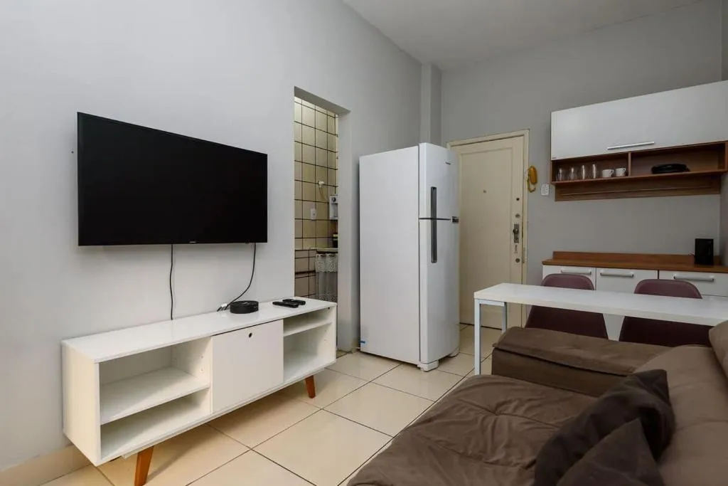Quarto e sala perto da praia de Copacabana e metrô