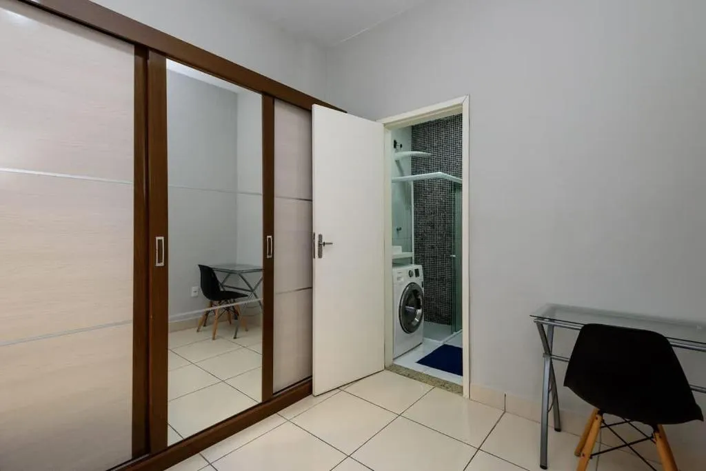 Quarto e sala perto da praia de Copacabana e metrô