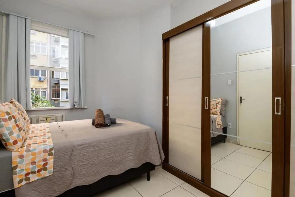 Quarto e sala perto da praia de Copacabana e metrô