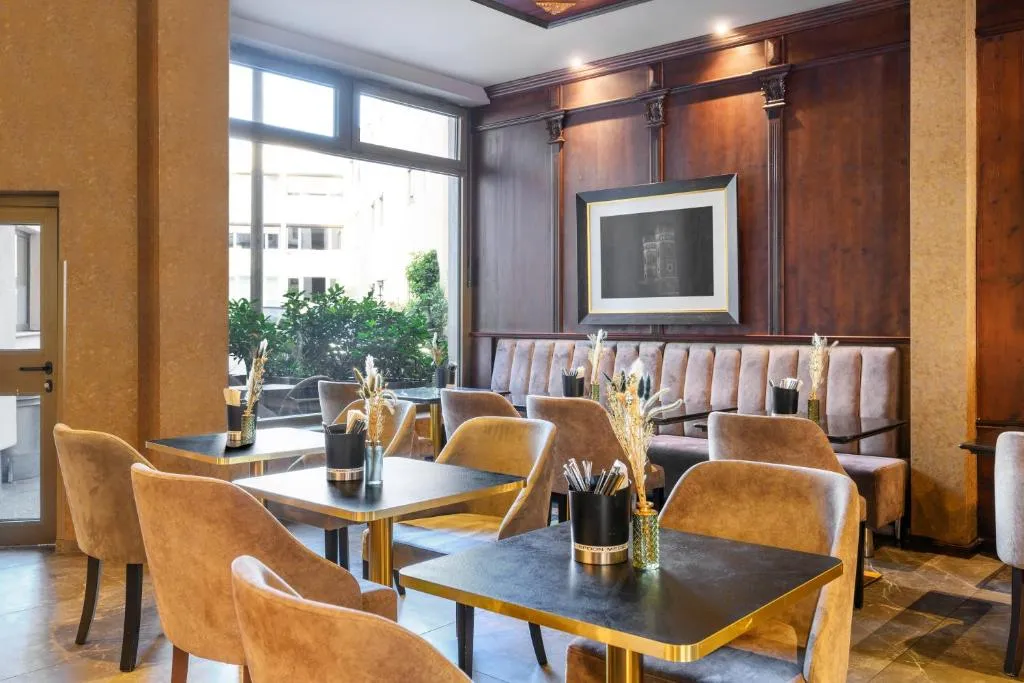 KING's Hotel First