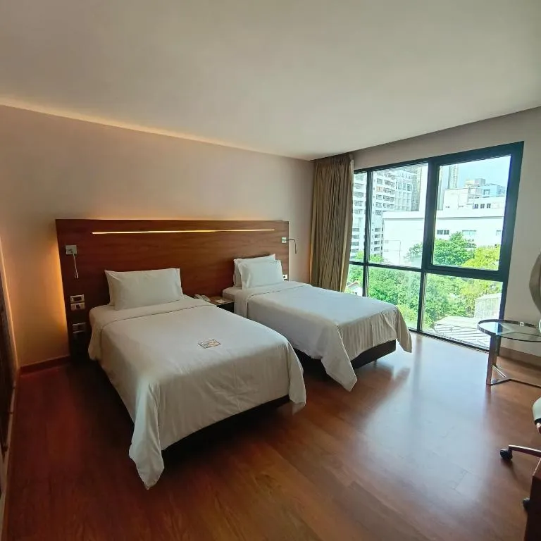 Sacha's Hotel Uno