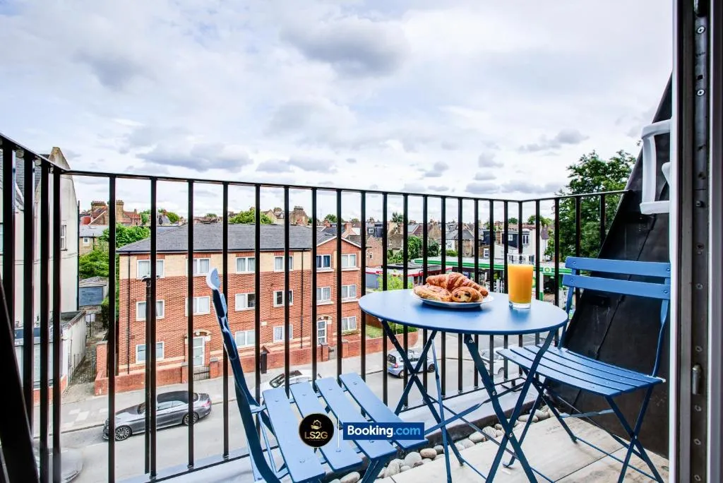Modern 2-Bed Apartment in Acton By LS2G Stays